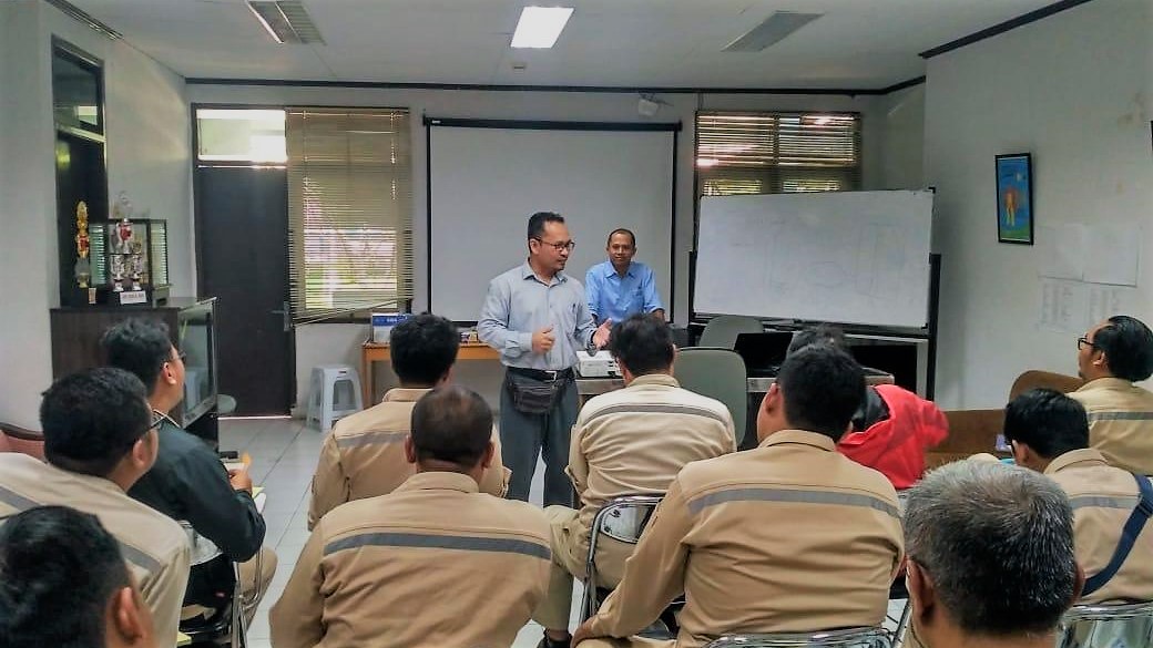 briefing meeting with staff of power plant operation and maintenance